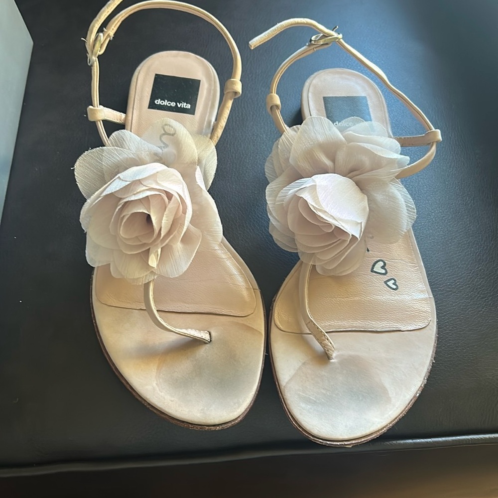 Suede thong sandal with flower